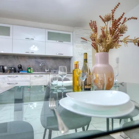 Spacious & Modern 3 Bedroom Near Seafront Jbor1-1 *