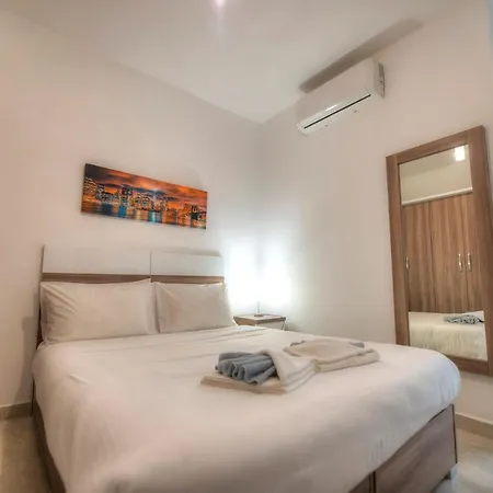 Spacious & Modern 3 Bedroom Near Seafront Jbor1-1